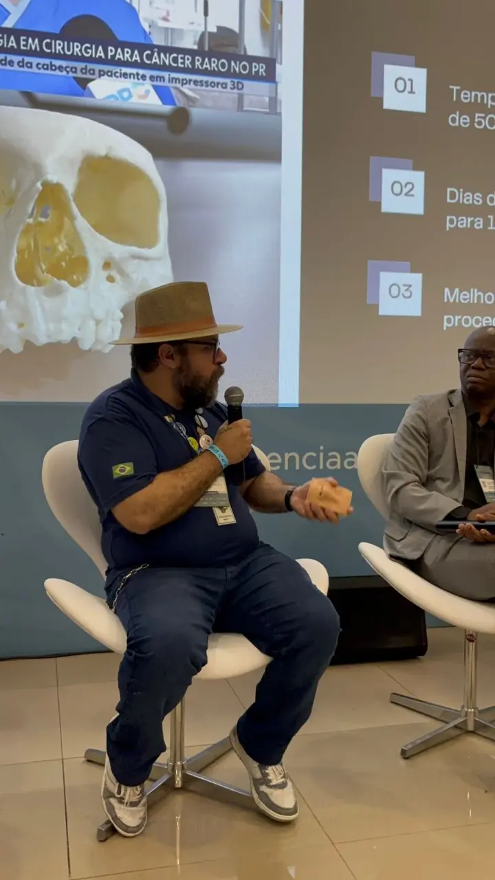 Jhonnathan Ferreira apresentando o artigo cientifico.