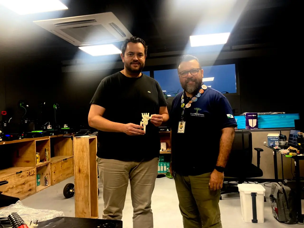 Jhonnathan faz entrega da maquete 3D para o Dr. André